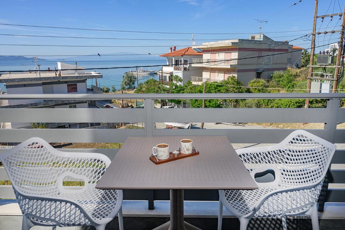 Meltemi Luxury Apartments Nea Roda Bagian luar foto