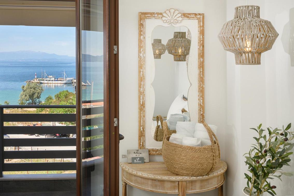 Meltemi Luxury Apartments Nea Roda Bagian luar foto