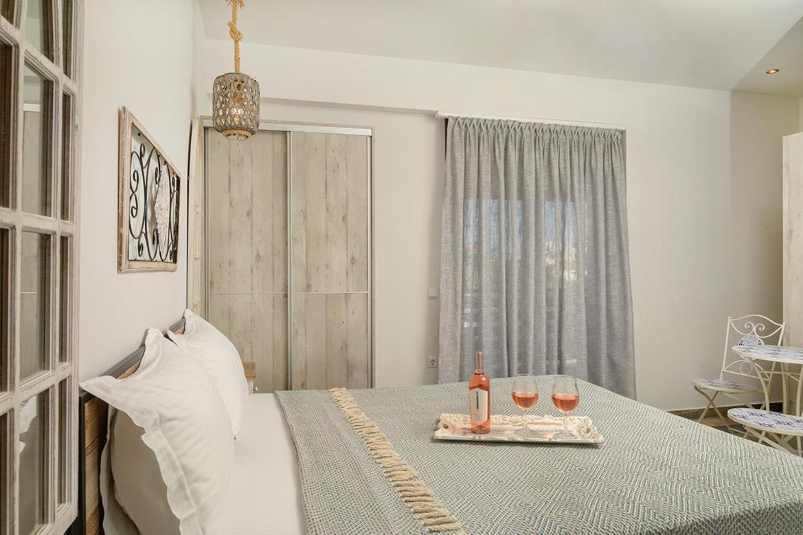 Meltemi Luxury Apartments Nea Roda Bagian luar foto