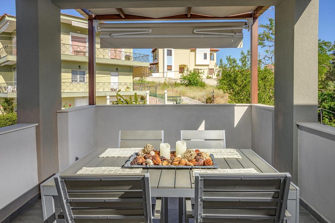 Meltemi Luxury Apartments Nea Roda Bagian luar foto