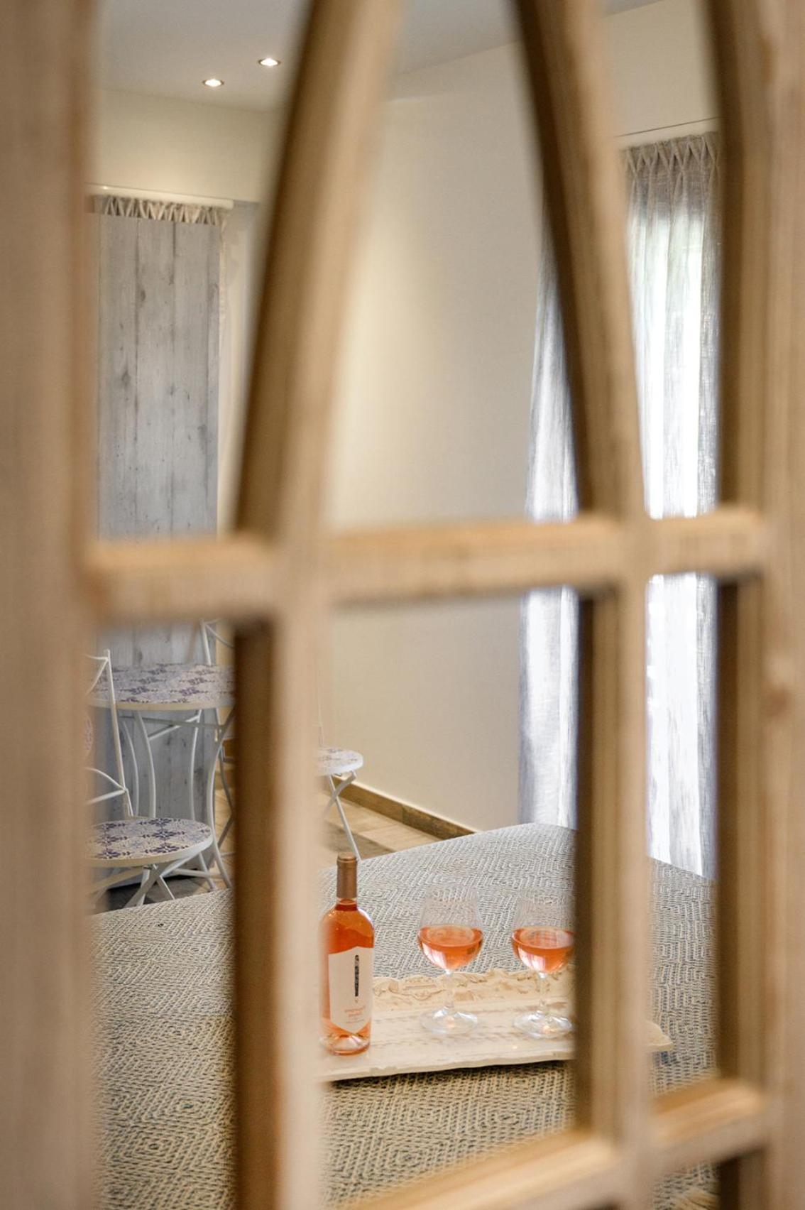 Meltemi Luxury Apartments Nea Roda Bagian luar foto