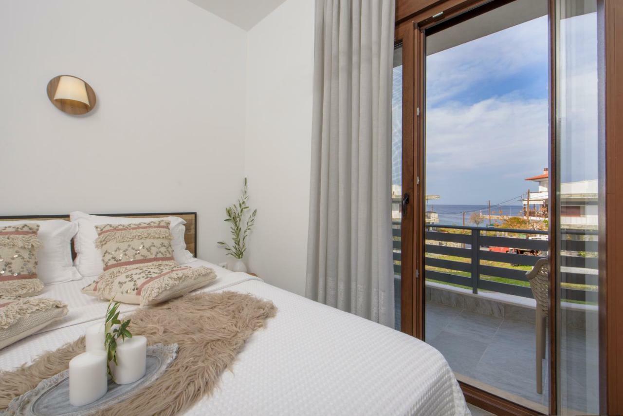 Meltemi Luxury Apartments Nea Roda Bagian luar foto