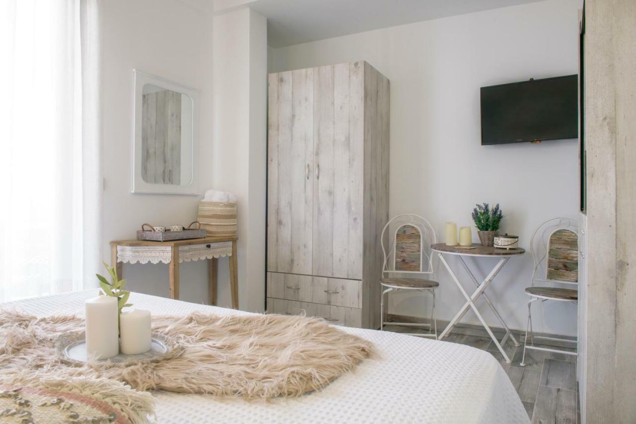 Meltemi Luxury Apartments Nea Roda Bagian luar foto