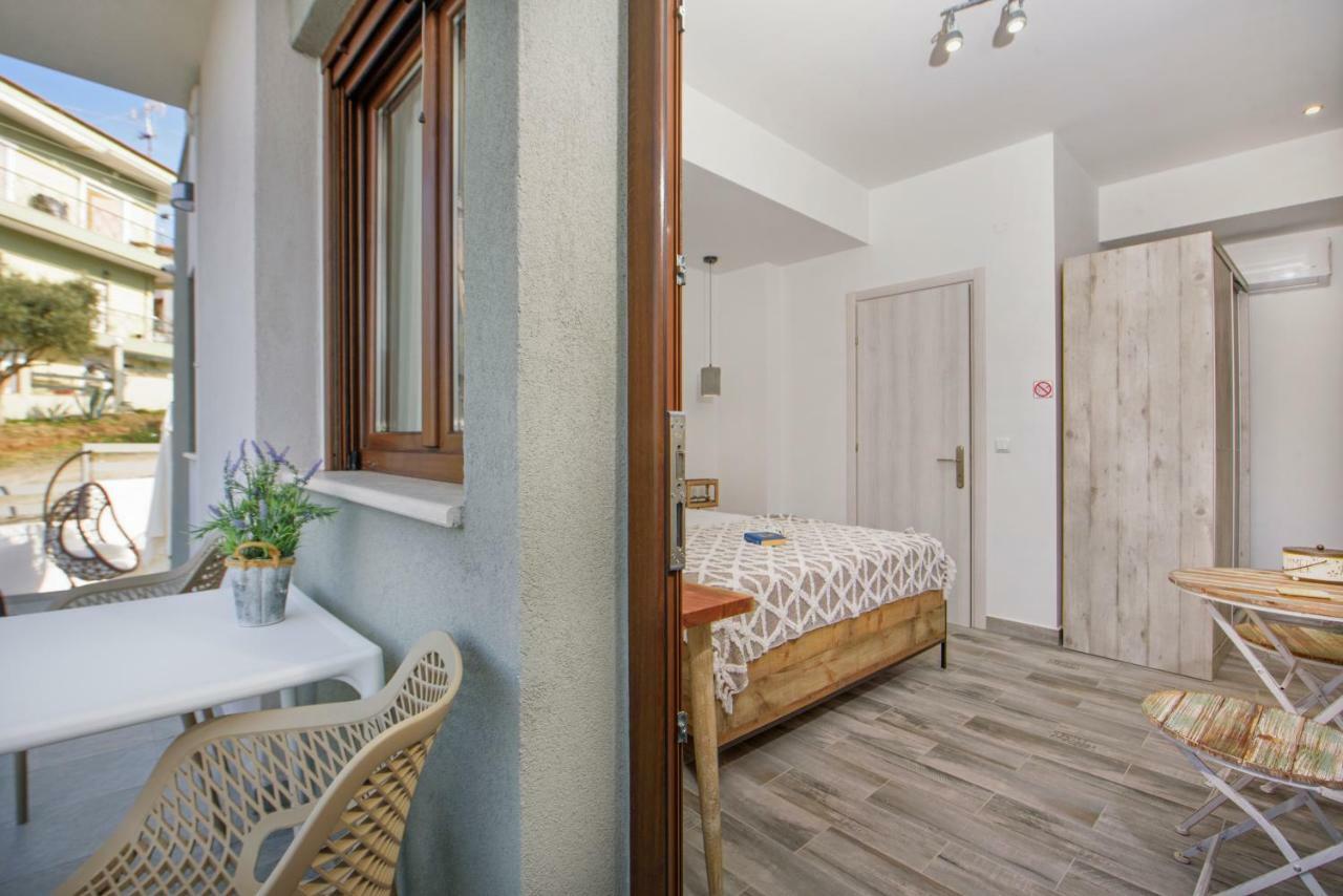 Meltemi Luxury Apartments Nea Roda Bagian luar foto