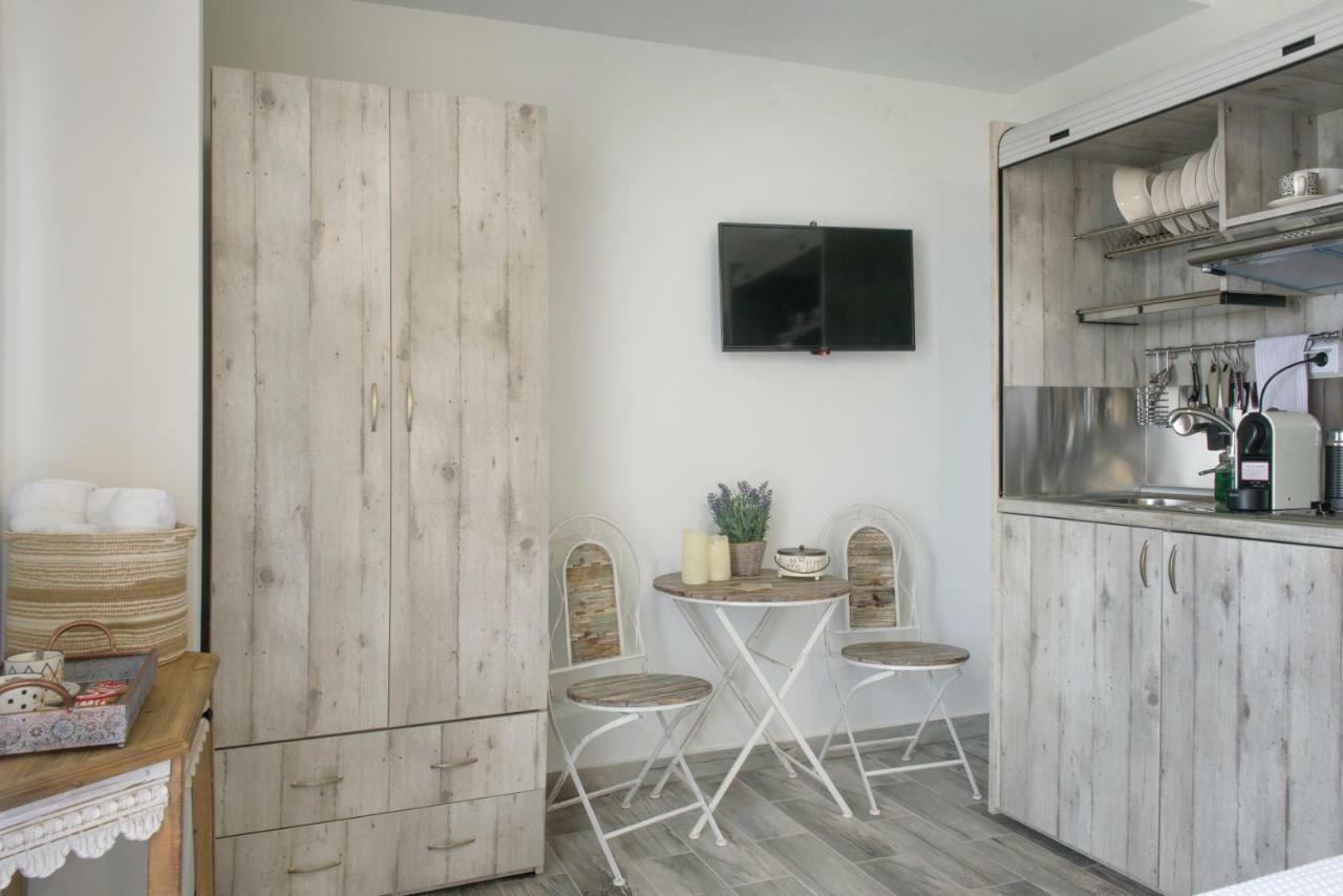 Meltemi Luxury Apartments Nea Roda Bagian luar foto