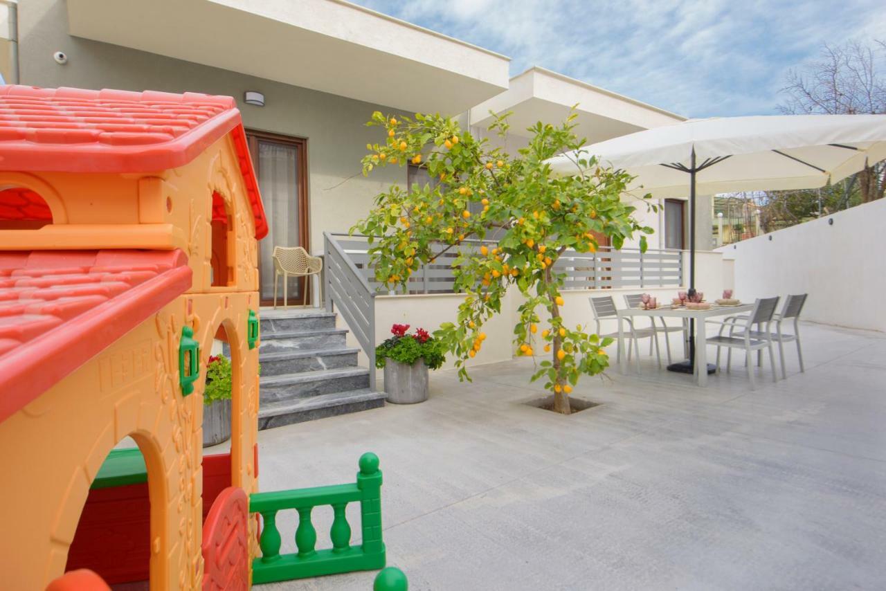 Meltemi Luxury Apartments Nea Roda Bagian luar foto